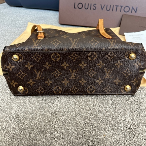 Authentic (receipt & paperwork included) Louis Vuitton "Voiltaire" handbag - Picture 11 of 14
